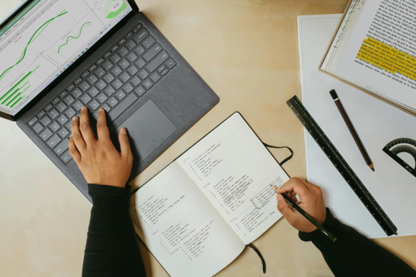 Equipo colaborando en análisis financiero